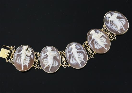 A 14ct gold and oval cameo bracelet, 18cm.